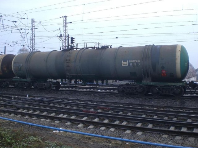 120-ти тонная цистерна модель 15-1500 производства МЗТМ на ст.Ржава.Октябрь 2011 г..JPG